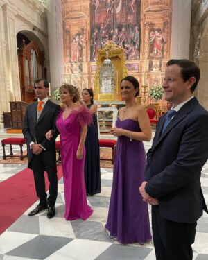 Atala Sarmiento Instagram - Cuando me preguntan por qué soy tan alegre tengo que explicar el cocktail del que estoy hecha:
Un gen catalán que es mi parte seria, un gen murciano que es mi parte dulce y un gen andaluz que es todo alegría…
Y si a eso le sumamos que nací y crecí en mi México precioso, pues no hay margen para fallos ¡La mezcla es infalible! 💥💖
P.D.: S E V I L L A está aún más guapa con los míos ✨
#quevivalavida #asísí #bodasevillana #lafamiliaeslomásimportante