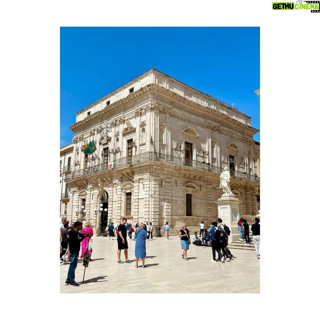 Atala Sarmiento Instagram - SIRACUSA… La gran capital de la Magna Grecia donde nació Arquímedes y que dio refugio a Caravaggio tras fugarse de la prisión en Malta… El gran escenario de películas como “Malena”… Historia y belleza que no alcanzan solo diez imágenes para compartir… #quevivalavida #asísí #ladolcevita #Siracusa #sicilianelcuore