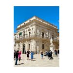 Atala Sarmiento Instagram – SIRACUSA…
La gran capital de la Magna Grecia donde nació Arquímedes y que dio refugio a Caravaggio tras fugarse de la prisión en Malta…
El gran escenario de películas como “Malena”…
Historia y belleza que no alcanzan solo diez imágenes para compartir…
#quevivalavida #asísí #ladolcevita #Siracusa #sicilianelcuore