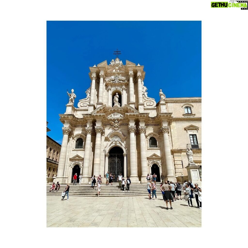 Atala Sarmiento Instagram - SIRACUSA… La gran capital de la Magna Grecia donde nació Arquímedes y que dio refugio a Caravaggio tras fugarse de la prisión en Malta… El gran escenario de películas como “Malena”… Historia y belleza que no alcanzan solo diez imágenes para compartir… #quevivalavida #asísí #ladolcevita #Siracusa #sicilianelcuore