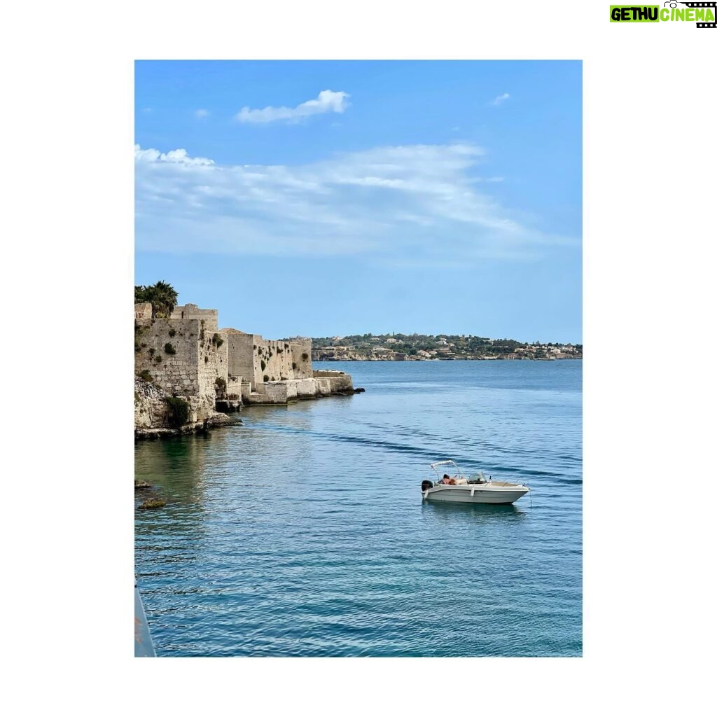 Atala Sarmiento Instagram - SIRACUSA… La gran capital de la Magna Grecia donde nació Arquímedes y que dio refugio a Caravaggio tras fugarse de la prisión en Malta… El gran escenario de películas como “Malena”… Historia y belleza que no alcanzan solo diez imágenes para compartir… #quevivalavida #asísí #ladolcevita #Siracusa #sicilianelcuore