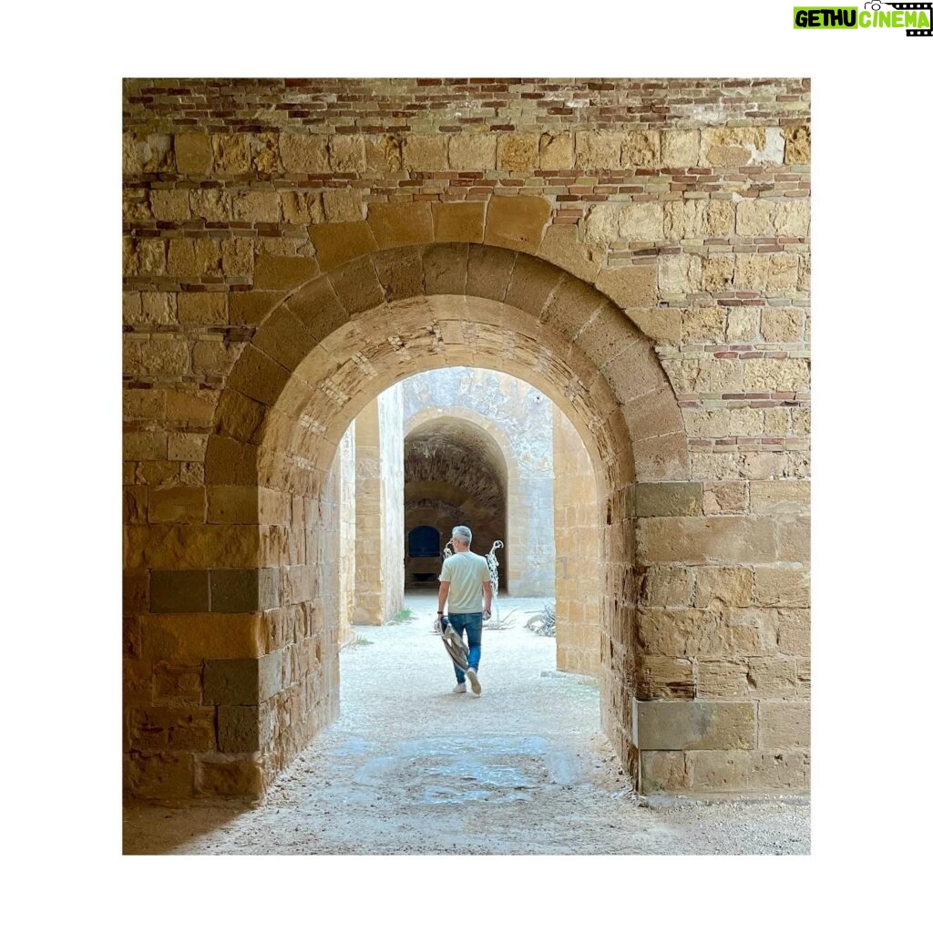 Atala Sarmiento Instagram - SIRACUSA… La gran capital de la Magna Grecia donde nació Arquímedes y que dio refugio a Caravaggio tras fugarse de la prisión en Malta… El gran escenario de películas como “Malena”… Historia y belleza que no alcanzan solo diez imágenes para compartir… #quevivalavida #asísí #ladolcevita #Siracusa #sicilianelcuore