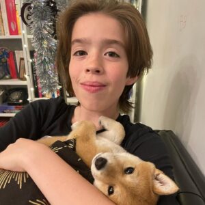 Atala Sarmiento Instagram - Este niño nació con una estrella gigante. En navidad le dije que tiene muchos dones y talentos y que, de todos ellos, mi favorito es cómo pinta ¡Es un artista! Crece mi Iker guapo, y en el camino no dejes de dibujarnos sonrisas y llenarnos de color la vida ¡Feliz cumpleaños mi pequeño cloncillo favorito! #cumpleañostotal #quevivalavida #amordetia #sobrino