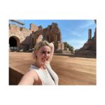 Atala Sarmiento Instagram – Taormina fascinó a Goethe, a Nietzsche, a Freud, a Richard Wagner…
Es escenario de series, películas, obras literarias…
Tenía muchas ganas de conocerlo…entendí por qué se fascinaron ellos y dejé que me fascinara a mí 🤩💝
No me he ido de aquí y ya quiero volver 🤭
#quevivalavida #asísí #taorminamylove #sicilianelcuore