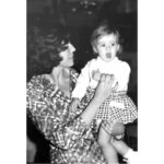 Atala Sarmiento Instagram - ¡Mami! ❤️ Gracias por darme la vida.. Los años han pasado y desde que me llevabas en brazos, hasta hoy, hemos recorrido juntas un muy largo camino. Y es un hecho innegable que hoy tenemos más pasado que futuro. Del pasado tengo recuerdos y enseñanzas invaluables, pero quiero seguir encontrando espacios y momentos para tener junto a ti un futuro igual de amoroso y lindo como nuestro pasado… Tengo lo más valioso de ti porque llevo tu sangre corriendo por mis venas y eso as algo que me va a acompañar hasta el día en que yo no exista y que nada ni nadie puede cambiar o arrebatarme. Te echo de menos y sueño con tenerte cerca… Someday…somewhere (algún día, en algún lugar) ¡Te amo mamita linda! Feliz día de la madre ❤️❤️❤️