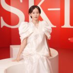 Atsuko Maeda Instagram - . 8月20日に発売するSK-IIの2年ぶりの新製品スキンパワー アドバンストクリームを一足先に毎日使わせていただいてます☀ 私はすっぴんのときの毛穴目立ちと、乾燥肌は年中気になる事で、とくにこの時期はいくら日焼け対策をしても気がついたらシミ予備軍もできたり、、肌の悩みは尽きないですが。 そんなエイジングの火種※にアプローチしてくて、肌に蓋をし守ってくれるパックのような感覚で使用したあと触って実感できるしとくに夜たっぷり塗って朝起きるたびに本当に安心できるクリームです! エイジングケアの大切さを実感できもっとケアと対策をがんばろうってポジティブな感情が増していくので使用してからあらためて毎晩のスキンケアの時間が楽しいし、救世主現れてくれました。やった👏 自分を癒し、労り、明日の自分を少しでも好きになるための一日の終わりのご褒美時間。 味わってみてくださいね！この感覚！😉 ※ハリの低下、乾燥による小じわ、キメの乱れ、毛穴の目立ちを引き起こす乾燥状態 #SKII #スキンパワーアドバンストクリーム