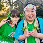 Atsuko Maeda Instagram - . 宮藤官九郎さんが企画・監督・脚本を手がけたドラマ『季節のない街』Disney のスターにて全話一挙配信開始してます👏 クドカンさんの演出が楽しすぎて幸せ空間でした。 私はご当地アイドルべじっ娘のかいわれちゃんから塚地さんの奥さんになり、可愛い５人の子供達がいるみさおです。 伊賀大介さんが作ってくれたべじっ娘衣装最高でした！ 肩からかいわれ生えてます☀︎ そうちゃん、大賀、大地くんの仲良しトリオはじめクセ強い住人達もみんな生きてるって感じでそして愛おしく本当に面白い本編を是非お楽しみください！！✨✨✨　　 池松画伯の私の似顔絵 衝撃だったけど似てるね。 #季節のない街