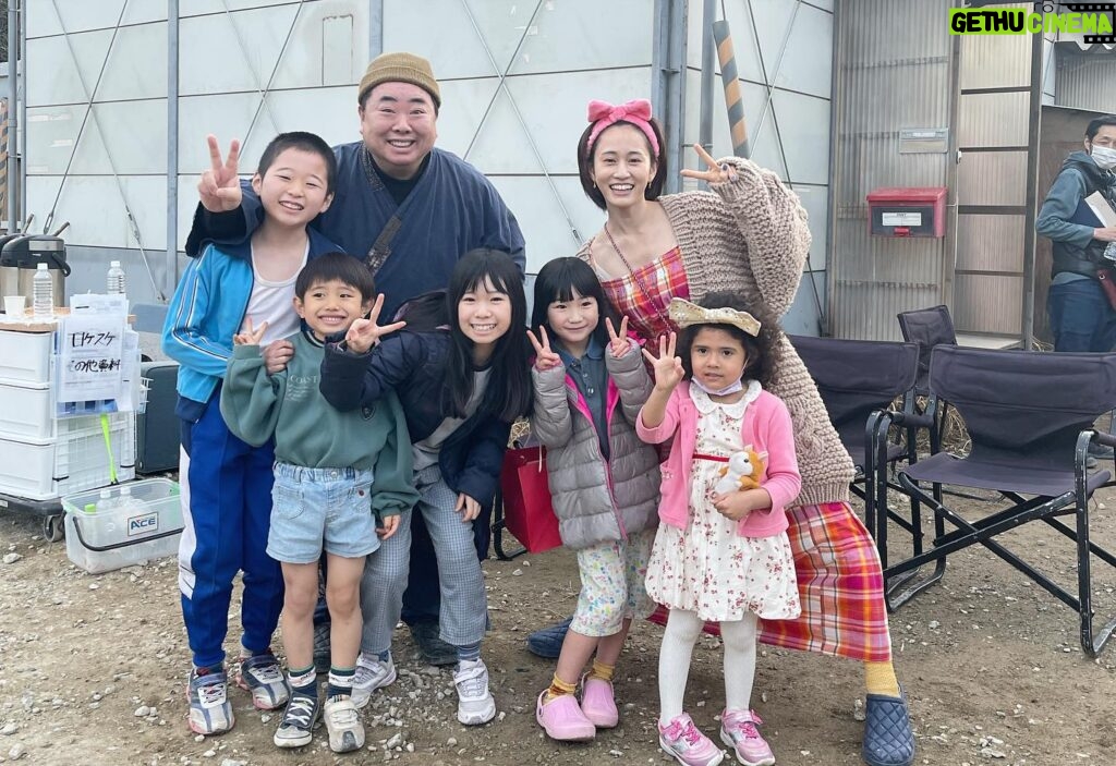 Atsuko Maeda Instagram - . 宮藤官九郎さんが企画・監督・脚本を手がけたドラマ『季節のない街』Disney のスターにて全話一挙配信開始してます👏 クドカンさんの演出が楽しすぎて幸せ空間でした。 私はご当地アイドルべじっ娘のかいわれちゃんから塚地さんの奥さんになり、可愛い５人の子供達がいるみさおです。 伊賀大介さんが作ってくれたべじっ娘衣装最高でした！ 肩からかいわれ生えてます☀︎ そうちゃん、大賀、大地くんの仲良しトリオはじめクセ強い住人達もみんな生きてるって感じでそして愛おしく本当に面白い本編を是非お楽しみください！！✨✨✨　　 池松画伯の私の似顔絵 衝撃だったけど似てるね。 #季節のない街