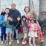 Atsuko Maeda Instagram - . 宮藤官九郎さんが企画・監督・脚本を手がけたドラマ『季節のない街』Disney のスターにて全話一挙配信開始してます👏 クドカンさんの演出が楽しすぎて幸せ空間でした。 私はご当地アイドルべじっ娘のかいわれちゃんから塚地さんの奥さんになり、可愛い５人の子供達がいるみさおです。 伊賀大介さんが作ってくれたべじっ娘衣装最高でした！ 肩からかいわれ生えてます☀︎ そうちゃん、大賀、大地くんの仲良しトリオはじめクセ強い住人達もみんな生きてるって感じでそして愛おしく本当に面白い本編を是非お楽しみください！！✨✨✨　　 池松画伯の私の似顔絵 衝撃だったけど似てるね。 #季節のない街