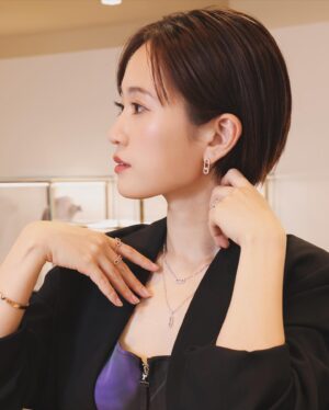 Atsuko Maeda Instagram - .
#MESSIKA.そごう横浜店

ムーヴコレクション
マイツインコレクション

メシカジュエリーは自分の一部のようにフィットしてくれて身につけるとより愛おしいく、日常に楽しさをプラスしてくれる🩰❤️
実際に目にして感じこれだって一つとの出会いを体験してみて欲しいな🎄

@messika
#MESSIKA#Disruptingdiamonds
#MessikaCosmicXmas