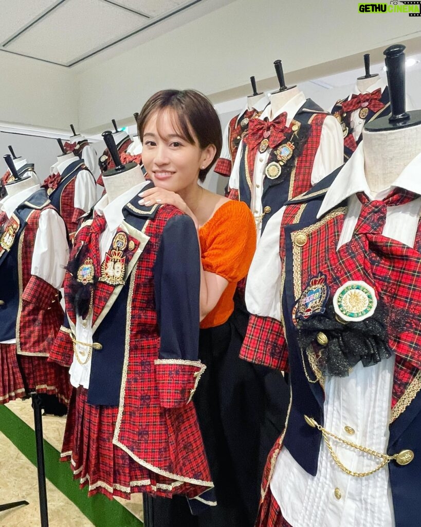 Atsuko Maeda Instagram - . しのぶが誘ってくれて AKB48 大衣装展❤️❤️❤️❤️ 衣装にうもれてきました。 しのぶはやっぱり天才。 卒業コンサートの衣装はとくに思い出が別格だよーーー！！！！ 衣装は全て愛情がたっぷりでみんな徹夜で作ってくれたものばかりです😭 あと、、あの頃のこんなにミニスカートで、 細かったのか！ってびっくりした笑 やだもう少し頑張ろう私。 8月8日まで大丸東京店11階 夏休みのお出かけに遊びにきてね！ ぶーちゃんありがとう本当に大好きすぎるぞ！