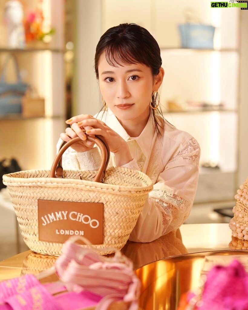 Atsuko Maeda Instagram - #JimmyChoo 新作レセプションに呼んでいただきました。 カラフルなサンダルやバッグは夏を楽しませてくれるアイテムとして必需品。 4/29よりJIMMY CHOOのショップでSpecial ticketが配布され、QRコードからスタンプラリーに参加すると🌴 抽選で、秋の新作ローンチイベントに参加できたりギフトがもらえる特典も。 夏産まれなのもあるのか夏が一番楽しみ。 サンダル履いて行きたい場所やりたい事山程 #JimmyChoo #ジミーチュウ