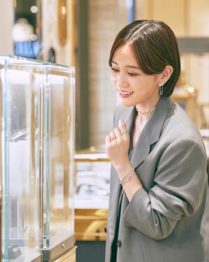 Atsuko Maeda Instagram - .
阪急うめだ本店に新しくできたMESSIKAのブティックにて💎

MESSIKAのアイコニックな『MOVE』コレクション
チェーンタイプのチョーカーやブレスレッドを重ね付けしてスタイリングしてみたよ。ファッションに合わせて色々な付け方で楽しめるし本当に自分をあげてくれます🩷
またハイジュエリーコレクションからインスパイアされた『Divine Enigma』ダイヤモンドのラインが特徴的でラグジュアリーで本当に素敵！🩵

#messika
#disruptivediamonds