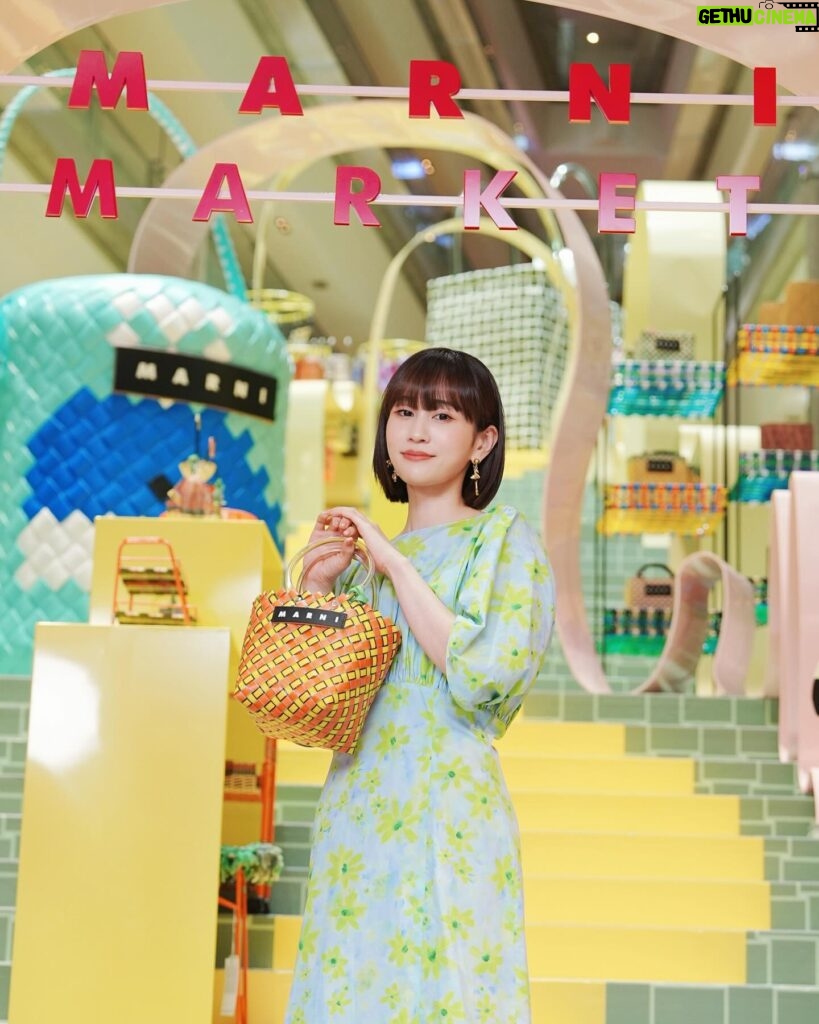 Atsuko Maeda Instagram - .#MarniMarket 表参道ヒルズ. なんて可愛い空間🩷 本当に隅々まで可愛いの！ 沢山のバックやインテリアも見れて、 床までMarniMarketの世界で埋め尽くされていて感動しました🥹 ねこちゃんとたたみで作られたバッグが私のど真ん中です🐈‍⬛❤️ インテリアのひよこちゃん達最高🐤！！！！ #MARNI #マルニ #MarniMarket