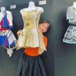 Atsuko Maeda Instagram - . しのぶが誘ってくれて AKB48 大衣装展❤️❤️❤️❤️ 衣装にうもれてきました。 しのぶはやっぱり天才。 卒業コンサートの衣装はとくに思い出が別格だよーーー！！！！ 衣装は全て愛情がたっぷりでみんな徹夜で作ってくれたものばかりです😭 あと、、あの頃のこんなにミニスカートで、 細かったのか！ってびっくりした笑 やだもう少し頑張ろう私。 8月8日まで大丸東京店11階 夏休みのお出かけに遊びにきてね！ ぶーちゃんありがとう本当に大好きすぎるぞ！