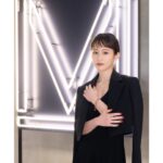 Atsuko Maeda Instagram - . ハイクオリティなダイヤを楽しく自由に身につける事ができるデザインが大好きで、仕事でもよく身につけさせてもらってる ハイジュエリーブランド　メシカ 古代エジプトから着想を得たハイジュエリーコレクション「BEYOND THE LIGHTS 」＆ブランドのアイコニックコレクション今年発売予定の新作ファインジュエリーの先行お披露目にお呼びいただきました💎✨ 初来日された創設者兼クリエイティブデザイナーのヴァレリー・メシカさんと沢山お話しをさせていただきました。 遊び心と多種多様に様々なダイヤの魅力が詰まったデザインを作り出すメシカさんとにかくかっこいいですし、ジュエリーにより惚れ惚れ❤️‍🔥 ダイヤモンドは身につけるとパワーがもらえる本当に凄い存在。  #Messika #MesssikaMovesJapan
