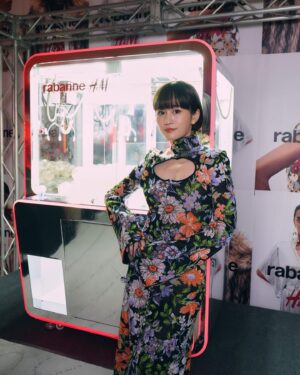 Atsuko Maeda Instagram - .
Rabanne×H&M. 銀座並木道り店.
華やかな場所にいきたくなる
遊び心がキュートなコラボレーション🌹🧡

#RabanneHM＃エイチアンドエム #PR