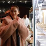 Atsuko Maeda Instagram - .#MaxMaraTeddyTENPark. テディベアコート🧸 六本木ヒルズが今テディベアで溢れていて 可愛い可愛い天使ちゃん2人とクレーンゲームでテディベアゲット楽しいブースが沢山🧸❤️ キッズ用コートも新作であるそうで親子コーデできるなんて💗 色もデザインも沢山あるので一番好きな一着さがしてね！ #MaxMaraTeddyTen #MaxMara #pr