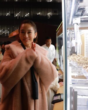 Atsuko Maeda Instagram - .#MaxMaraTeddyTENPark.

テディベアコート🧸
六本木ヒルズが今テディベアで溢れていて
可愛い可愛い天使ちゃん2人とクレーンゲームでテディベアゲット楽しいブースが沢山🧸❤️
キッズ用コートも新作であるそうで親子コーデできるなんて💗
色もデザインも沢山あるので一番好きな一着さがしてね！

#MaxMaraTeddyTen #MaxMara #pr