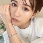 Atsuko Maeda Instagram - #messikajewely アイコニックコレクション　ムーブ ダイアモンドが動くの可愛すぎる🤍👏 ブレスレットは腕に沿うデザインになっていて、フィットしてくれるのが特にお気に入り💘 色をミックスしてつけるのもかなりおすすめです❤️🔥