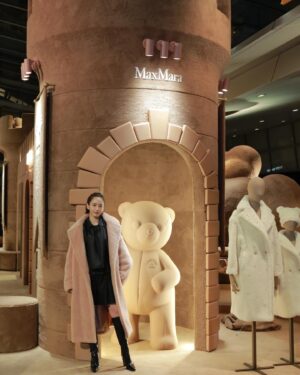 Atsuko Maeda Instagram - .#MaxMaraTeddyTENPark.

テディベアコート🧸
六本木ヒルズが今テディベアで溢れていて
可愛い可愛い天使ちゃん2人とクレーンゲームでテディベアゲット楽しいブースが沢山🧸❤️
キッズ用コートも新作であるそうで親子コーデできるなんて💗
色もデザインも沢山あるので一番好きな一着さがしてね！

#MaxMaraTeddyTen #MaxMara #pr