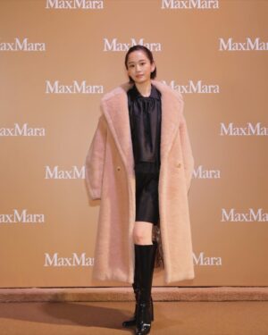 Atsuko Maeda Instagram - .#MaxMaraTeddyTENPark.

テディベアコート🧸
六本木ヒルズが今テディベアで溢れていて
可愛い可愛い天使ちゃん2人とクレーンゲームでテディベアゲット楽しいブースが沢山🧸❤️
キッズ用コートも新作であるそうで親子コーデできるなんて💗
色もデザインも沢山あるので一番好きな一着さがしてね！

#MaxMaraTeddyTen #MaxMara #pr
