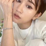 Atsuko Maeda Instagram - #messikajewely アイコニックコレクション　ムーブ ダイアモンドが動くの可愛すぎる🤍👏 ブレスレットは腕に沿うデザインになっていて、フィットしてくれるのが特にお気に入り💘 色をミックスしてつけるのもかなりおすすめです❤️🔥