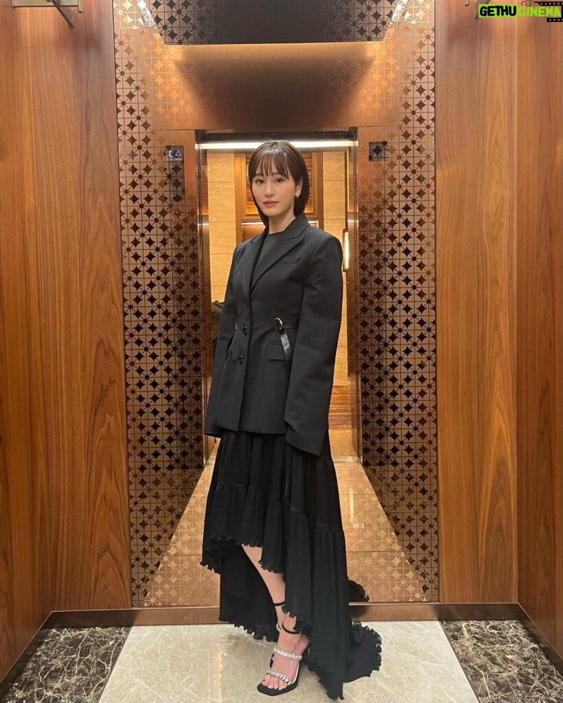 Atsuko Maeda Instagram - 東京国際映画祭2023 @adeam @repossi @jimmychoo スタイリスト @yusukearimoto ヘアメイク @takahashi.riho ＷＯＷＯＷ「連続ドラマＷ　ＯＺＵ ～小津安二郎が描いた物語～」11/12放送・配信スタート 毎週日曜午後10:00 第3話「非常線の女」に出演します⭐️ 原作：『非常線の女』（原作：ゼームス槇、脚色：池田忠雄、監督：小津安二郎） 脚本：高田亮 監督：松本優作 出演：前田敦子　高良健吾　片山友希　前田旺志郎　渡辺いっけい ／田中俊介　中井友望　白鳥晴都　二ノ宮隆太郎　山本一賢　近藤芳正　吹越満