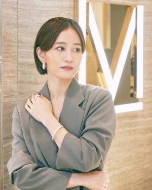 Atsuko Maeda Instagram - .
阪急うめだ本店に新しくできたMESSIKAのブティックにて💎

MESSIKAのアイコニックな『MOVE』コレクション
チェーンタイプのチョーカーやブレスレッドを重ね付けしてスタイリングしてみたよ。ファッションに合わせて色々な付け方で楽しめるし本当に自分をあげてくれます🩷
またハイジュエリーコレクションからインスパイアされた『Divine Enigma』ダイヤモンドのラインが特徴的でラグジュアリーで本当に素敵！🩵

#messika
#disruptivediamonds