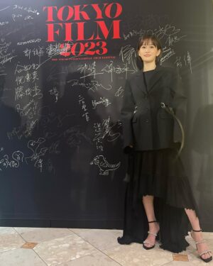 Atsuko Maeda Instagram - 東京国際映画祭2023

@adeam
@repossi
@jimmychoo

スタイリスト @yusukearimoto 
ヘアメイク @takahashi.riho 

ＷＯＷＯＷ「連続ドラマＷ　ＯＺＵ ～小津安二郎が描いた物語～」11/12放送・配信スタート 毎週日曜午後10:00

第3話「非常線の女」に出演します⭐️
原作：『非常線の女』（原作：ゼームス槇、脚色：池田忠雄、監督：小津安二郎）
脚本：高田亮
監督：松本優作
出演：前田敦子　高良健吾　片山友希　前田旺志郎　渡辺いっけい ／田中俊介　中井友望　白鳥晴都　二ノ宮隆太郎　山本一賢　近藤芳正　吹越満