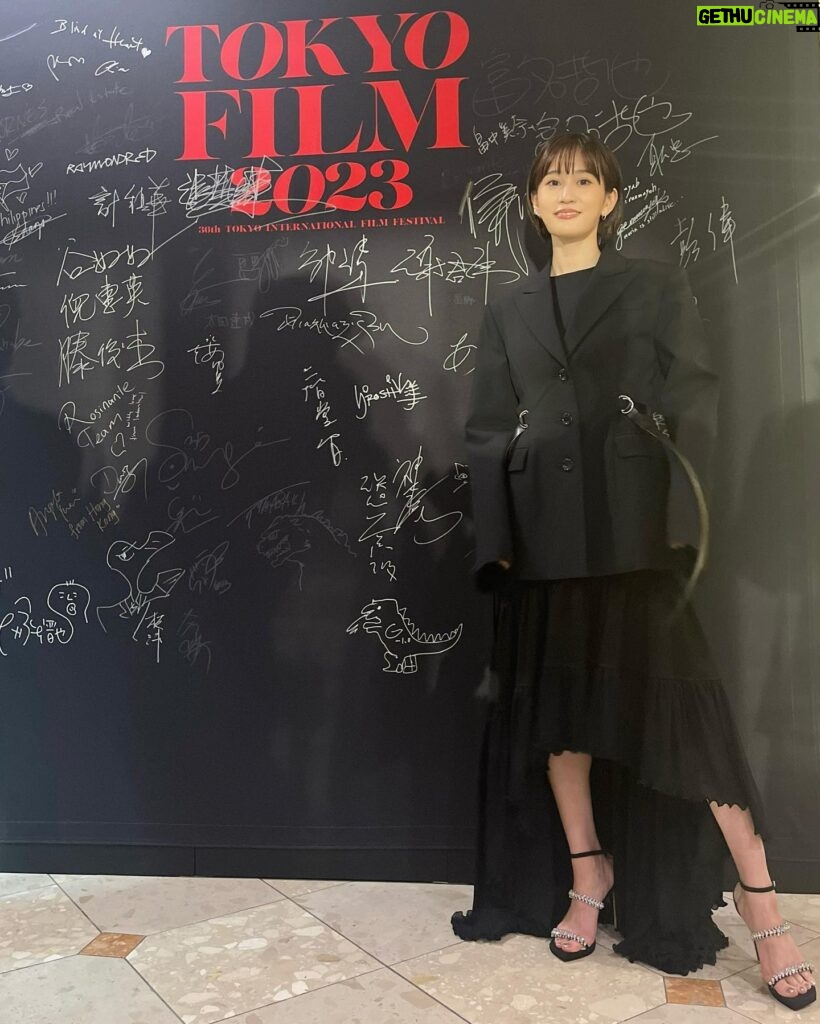 Atsuko Maeda Instagram - 東京国際映画祭2023 @adeam @repossi @jimmychoo スタイリスト @yusukearimoto ヘアメイク @takahashi.riho ＷＯＷＯＷ「連続ドラマＷ　ＯＺＵ ～小津安二郎が描いた物語～」11/12放送・配信スタート 毎週日曜午後10:00 第3話「非常線の女」に出演します⭐️ 原作：『非常線の女』（原作：ゼームス槇、脚色：池田忠雄、監督：小津安二郎） 脚本：高田亮 監督：松本優作 出演：前田敦子　高良健吾　片山友希　前田旺志郎　渡辺いっけい ／田中俊介　中井友望　白鳥晴都　二ノ宮隆太郎　山本一賢　近藤芳正　吹越満