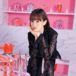 Atsuko Maeda Instagram - .YSL ラブシャインリップスティック. ローンチイベント「YSL LOVESHINE FACTORY」♡ YSL「ルージュ ヴォリュプテ シャイン」が進化した新リップ✨ フルーツオイルイン＆“ツヤ再現成分”の配合量が大幅アップしてみずみずしくジューシィなツヤと発色、透け感がたまらないし💎 シルバーとペールピンクの新もパッケージもかわいい💄 毎日大活躍する新定番リップになりそう💕 私の撮影で選んだお気に入りカラーは「207」 ジャケットスタイルにブラウン系がお気に入りだよ🤎   #YSLLoveshine #YSLラブシャイン #yslmakeup ＃PR