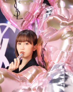 Atsuko Maeda Instagram - .YSL ラブシャインリップスティック.
ローンチイベント「YSL LOVESHINE FACTORY」♡

YSL「ルージュ ヴォリュプテ シャイン」が進化した新リップ✨
フルーツオイルイン＆“ツヤ再現成分”の配合量が大幅アップしてみずみずしくジューシィなツヤと発色、透け感がたまらないし💎
シルバーとペールピンクの新もパッケージもかわいい💄
毎日大活躍する新定番リップになりそう💕

私の撮影で選んだお気に入りカラーは「207」
ジャケットスタイルにブラウン系がお気に入りだよ🤎
 
#YSLLoveshine
#YSLラブシャイン
#yslmakeup
＃PR