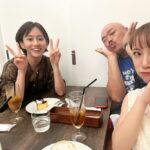 Atsuko Maeda Instagram - . 久々あつみなで過ごした一日☀︎ 間にはプライベートではじめましてのクロちゃんが来てくれて🧚‍♀️おちびさんがクロちゃん大好きになってました😂👏 クロみなありがとう🫶🏻 ちなみに2人とも偶然 #アメリヴィンテージ ❤️