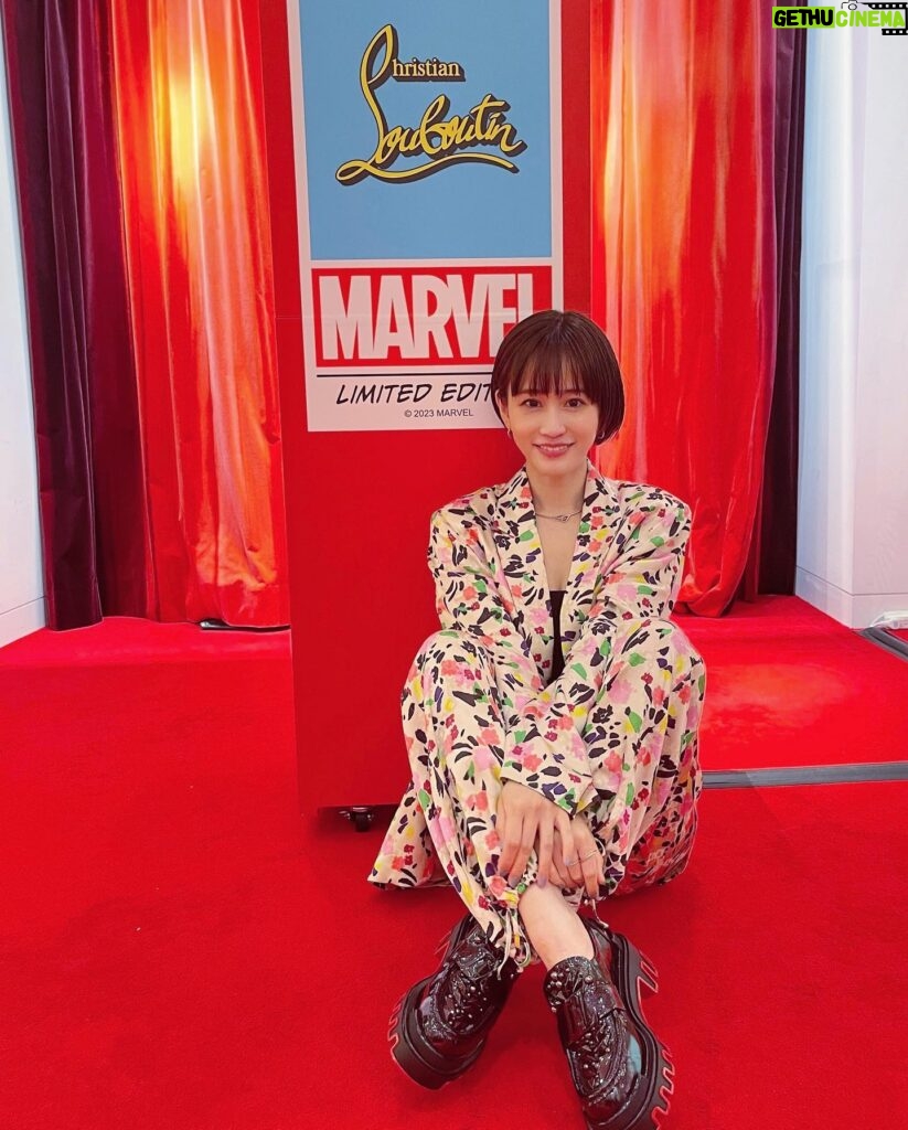 Atsuko Maeda Instagram - . #ChristianLouboutin-六本木ヒルズ店- ChristianLouboutinとMarvel 20代になった頃私はファッションと映画に凄く興味を持ち、 出会えた事で確実に刺激をもらい、 沢山の思い出あるコラボ！！胸が熱い！！ 世界観抜群で最強コラボです💙🧡💚 子供用も可愛かったなぁ。。⭐️ #PR #ChristianLouboutin #Marvel