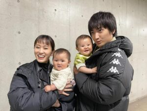 Atsuko Maeda Instagram - .
今夜スタートします！
ドラマ10「育休刑事」(いくきゅうデカ)
NHK総合・BS4Kで、夜10時〜

本日撮影を一緒に頑張ってくれた、
蓮くん役のさくちゃん＆りりちゃん
撮影は６人体制で頑張ってくれてます！
全10話を通してみんな違う役でも出演してくれてるので、
かわいい赤ちゃん達の活躍を楽しみにしててくださいね！

１話は2ヶ月前のもう一回り小さな蓮くんに会えます❤️
本当に日に日に成長していきますね❤️

私は弟(大地くん)の家族の中にいつもいて、
蓮くんと現場を愛してるおばちゃん役です。

育休中の春風の周りには
明るく愛おしいキャラクターばかりです。
毎週の楽しみな時間になっていただけますように。

どうぞよろしくお願いします✨

#NHK
#育休刑事
#ドラマ10
