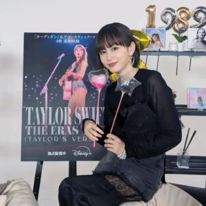 Atsuko Maeda Instagram - #TaylorSwift ちゃんウォッチパーティー
ディズニープラス公式YouTube( @DisneyPlusJP )LIVE配信になこなこカップルちゃんとピンクのドレスが可愛い神田さんと３時間ノンストップで沢山のスウィフティー のみんなが見にきてくれて盛り上げてくれました🫶🏻楽しかったねありがとう😘

まだまだ世界ツアー真っ最中なテイちゃんのパワフルでとにかく魅力が全部詰まったスペシャルコンサート見たら絶対に虜です❤️Disney  おちびがディズニー作品大好きで欠かせないのでテイちゃんコンサートが見れて幸せ💜

昨日のライブ配信は4/30まで1ヶ月間アーカイブ配信されてるからウォッチパーティーしてね🎉

#PR #ディズニープラス