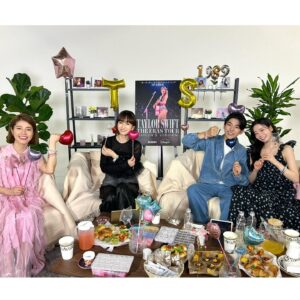 Atsuko Maeda Instagram - #TaylorSwift ちゃんウォッチパーティー
ディズニープラス公式YouTube( @DisneyPlusJP )LIVE配信になこなこカップルちゃんとピンクのドレスが可愛い神田さんと３時間ノンストップで沢山のスウィフティー のみんなが見にきてくれて盛り上げてくれました🫶🏻楽しかったねありがとう😘

まだまだ世界ツアー真っ最中なテイちゃんのパワフルでとにかく魅力が全部詰まったスペシャルコンサート見たら絶対に虜です❤️Disney  おちびがディズニー作品大好きで欠かせないのでテイちゃんコンサートが見れて幸せ💜

昨日のライブ配信は4/30まで1ヶ月間アーカイブ配信されてるからウォッチパーティーしてね🎉

#PR #ディズニープラス