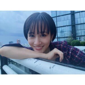 Atsuko Maeda Instagram - .
ベトナム🇻🇳2日目の衣装
この日のためにしのぶがデザインしてくれた特別な一着。

皆さんに喜んでもらいたくてグループ時代以来のしのぶに作ってもらえたら嬉しいなと思い、提案させていただき夢が叶いました。
ありがとうぶーちゃん😌❤️

幸せの大渋滞なベトナムでした。