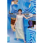 Atsuko Maeda Instagram - .Toryburch. #Toryburch #トリーバーチ #Tmonogram 伊勢丹新宿本館1階ザ・ステージ Toryburchポップアップストア 空間がもう可愛いすぎです💙💙💙 夏らしい華やかな新作が先行発売していて 私はタオル地トートのレッドをこの夏のバックにします❤️‍🔥 トリーバーチの皆さん太陽のような方達🫶🏻 6月6日までの期間限定 是非みんなも遊びに行ってみてね🦭☀️