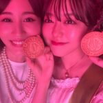 Atsuko Maeda Instagram – .
昨日の思い出🍓
お友達よっぴーのブランド
 #littlesunnybite10th anniversaryランウェイ❤️
可愛いし感動するしかっこいいしもう最高👏

沢山の人を愛し愛されてるよっぴー🧸💛
改めて本当に本当に好き！！！そしておめでとう🩷

「かっこつけずに自分らしく表現する」

私もこういたいな🌈

パーティで会えたみんな可愛かった〜💗💗