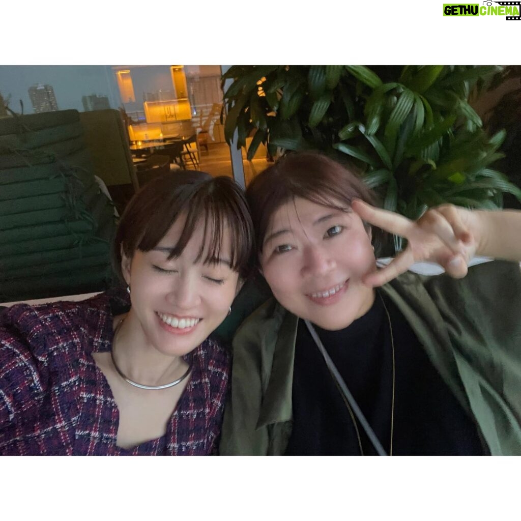 Atsuko Maeda Instagram - . ベトナム🇻🇳2日目の衣装 この日のためにしのぶがデザインしてくれた特別な一着。 皆さんに喜んでもらいたくてグループ時代以来のしのぶに作ってもらえたら嬉しいなと思い、提案させていただき夢が叶いました。 ありがとうぶーちゃん😌❤️ 幸せの大渋滞なベトナムでした。