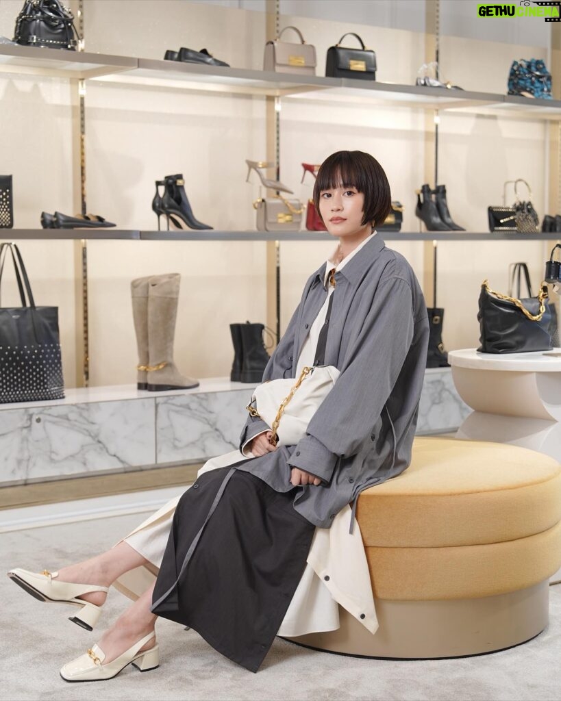 Atsuko Maeda Instagram - . #JimmyChoo DIAMONDコレクション バックに靴にアクセサリーのトータルコーディネートで 表参道店にお邪魔しました😉 DIAMONDコレクションのシンプルに華やかさが際立つデザインがもうたまらないよ💎✨ 普段使いにも抜群です！早速私服に取り入れてます🔥🔥 表参道店でPHOTO Snapもみんなで撮ってたのしんでね❤️ #PR #JimmyChoo #ジミーチュウ