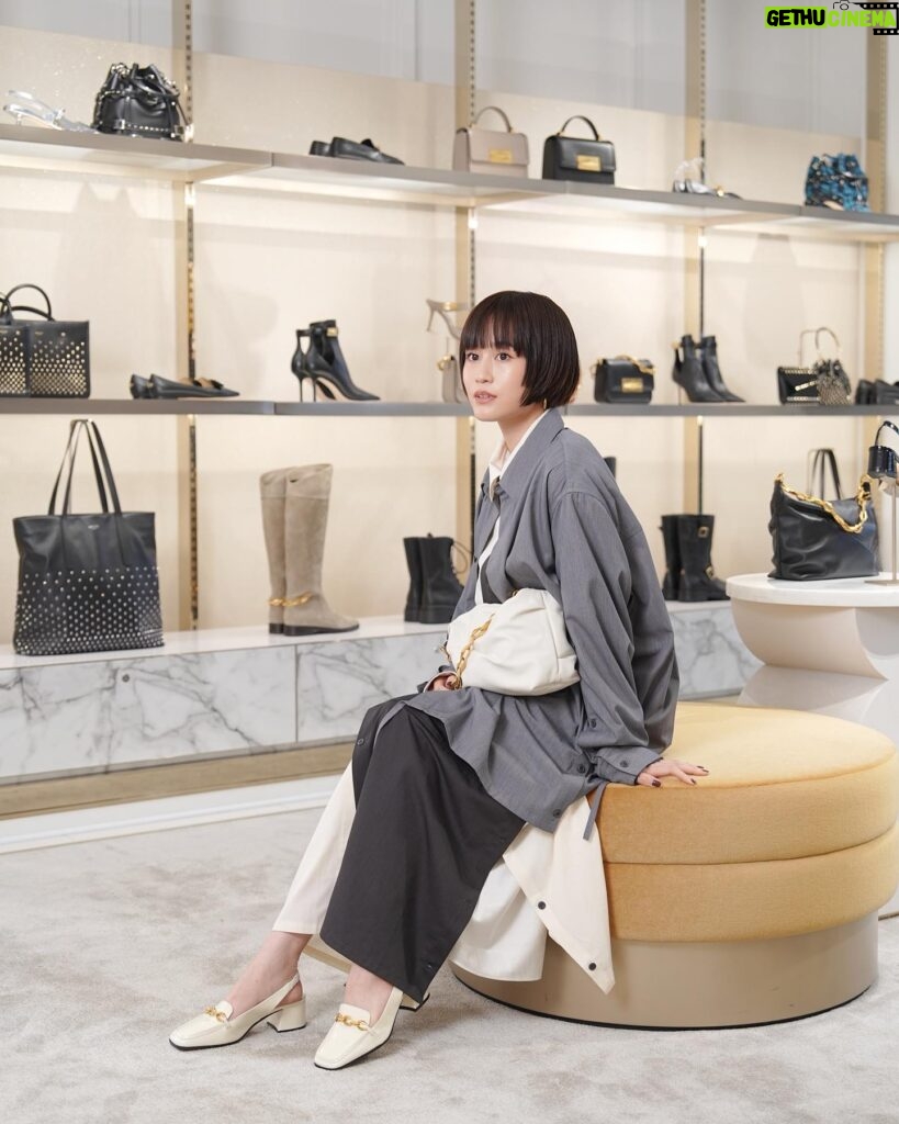 Atsuko Maeda Instagram - . #JimmyChoo DIAMONDコレクション バックに靴にアクセサリーのトータルコーディネートで 表参道店にお邪魔しました😉 DIAMONDコレクションのシンプルに華やかさが際立つデザインがもうたまらないよ💎✨ 普段使いにも抜群です！早速私服に取り入れてます🔥🔥 表参道店でPHOTO Snapもみんなで撮ってたのしんでね❤️ #PR #JimmyChoo #ジミーチュウ