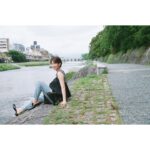 Atsuko Maeda Instagram - . 休みができるとよく京都に向かいます。 去年のクリスマスもおちびさんと京都で過ごしました☺︎ 先日2日間のお休みに今年2回目の京都へ！！ ご縁がありJR東海さんおすすめスポットを案内していただきました。 六波羅蜜寺に所蔵されている空也上人立像 一度は訪れたかったので子供も声を顰めながらすごいねって圧倒されていて、こういう瞬間をもっと重ねていきたいと感じ。 本堂には25年前100回以上訪れて忠実に再現された学生さん作の空也さんも素晴らしかったです。あと他では出会ったことのないおみくじがありました！ 隨心院で初の写仏体験もおちびさんが一緒にやりたいと墨をすることも写仏もこんなに集中できるのって1時間近くかけてものすごいアートに完成して👏とてもいい時間でした。 鴨川でまったり過ごしたり京都の空気、沢山の歴史に触れて感じる旅で深く深呼吸ができた気がします。 JR東海「そうだ 京都、行こう。」では現在仏像をテーマにしたキャンペーン中だそうです😉仏像を見つめて無になれるあの空間を思う存分巡る旅みなさんもいかがですか？ 行くたびにリセットできて新しい空気を自分の中に取り入れる事ができる京都の時間。 今年はあと何回訪れられるかな。 #京都 #空也上人 #そうだ京都行こう #PR