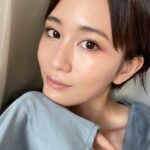 Atsuko Maeda Instagram - . 私のこの夏一番おすすめの日焼け止めは SK-II「アトモスフィア CC クリーム」 SPF50 / PA 日焼け止め効果と化粧下地効果を両立 ウメ果実エキスやナイアシンアミドなど保湿成分と、SK-IIピテラ™️*配合でスキンケア成分たっぷりで肌を労わりながら綺麗に見せることができさらっとつけれて肌なじみがとにかくいいです。 しかもヨレないカバー力これ大事ですよね。 日焼け止めは私は年中無休で使いたいので ありがとうございますだよ本当に👏🌞 オフの日はこれ一本で凄く助かってます。 要チェックです！ ピテラ™：特別な酵母の株から、独自のプロセスで発酵させ生み出した、SK-IIだけの天然由来成分（SK-II独自のガラクトミセス培養液－整肌保湿成分） @skii 「フェイシャル トリートメント エッセンス (30mL)」とセットのトライアルキットも5月20日から発売しているそうです🍋 #アトモスフィアccクリーム #ccクリーム #日焼け止め #ベースメイク #SKII #スキンケア #ノーファンデ #クリーム #化粧下地 #ツヤ肌 #美白ケア #紫外線対策