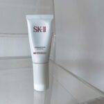 Atsuko Maeda Instagram - . 私のこの夏一番おすすめの日焼け止めは SK-II「アトモスフィア CC クリーム」 SPF50 / PA 日焼け止め効果と化粧下地効果を両立 ウメ果実エキスやナイアシンアミドなど保湿成分と、SK-IIピテラ™️*配合でスキンケア成分たっぷりで肌を労わりながら綺麗に見せることができさらっとつけれて肌なじみがとにかくいいです。 しかもヨレないカバー力これ大事ですよね。 日焼け止めは私は年中無休で使いたいので ありがとうございますだよ本当に👏🌞 オフの日はこれ一本で凄く助かってます。 要チェックです！ ピテラ™：特別な酵母の株から、独自のプロセスで発酵させ生み出した、SK-IIだけの天然由来成分（SK-II独自のガラクトミセス培養液－整肌保湿成分） @skii 「フェイシャル トリートメント エッセンス (30mL)」とセットのトライアルキットも5月20日から発売しているそうです🍋 #アトモスフィアccクリーム #ccクリーム #日焼け止め #ベースメイク #SKII #スキンケア #ノーファンデ #クリーム #化粧下地 #ツヤ肌 #美白ケア #紫外線対策