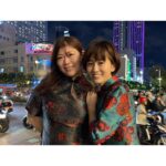 Atsuko Maeda Instagram - . ベトナム・ホーチミンにて2日間行われた 日越外交関係樹立50周年記念事業 ～JAPAN TREND FESTIVAL2023〜 に参加させていただきました。 ベトナムで初のファンミーティングという素敵なイベントも開催していただき、時間と人数に限りがあったのですが沢山の方が来てくださったそうで本当にびっくりしました！10年以上好きでいてくれた方達ばかりでやっと会えたねって初めて直接お話しできて、もう感無量😭本当にみんな可愛かった。。 あと最後に必ず、一番に貴方の幸せをっていますという美しい言葉をかけてくれる心の美しい皆さんにとても感動しました。 また必ず会いましょうね！ 写真は皆さんから許可をもらったので☺︎ イベント一日目のベトナムの民族服アオザイは@kito_hochiminh さんでオーダーメイドで作っていただきました👏 可愛い沢山の生地から選んで、 形も全て自分の好みに作ってくれます！ 個人的なお土産もここで買いました☺︎ ベトナムに行く際は是非行ってみてね！ こんな素敵な機会をいただき本当にありがとうございました。 来年以降もベトナムでジャパントレンドフェスディバル開催されますように☺️もう一つの衣装はまた載せます！