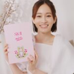 Atsuko Maeda Instagram - 使い始めて3年目🌸 自分の肌に今日もありがとうって気持ちで夜スキンケアをする時間が1番好き。 肌は日々変化があるので、今はかなり忙しい毎日を過ごしているから寝不足などで疲れが溜まるとわかりやすくくすみが気になる日もあります。 SK-IIはそんな忙しい毎日の強い味方です！！ どんなに忙しい日でも肌を労わる時間をもうける大切さはピテラ™️を使い始めてしっかり感じられるようになったよ☺️ 今回の限定スキンケアキットには代表的なピテラ™️エッセンスをはじめミニサイズの洗顔料、ふき取り化粧水、クリーム、シートマスクが入ってるの。 初めての方や旅行先にも便利なのでおすすめです✨ #SKⅡ#SKIIxMAISONKITSUNE @skii  @maisonkitsune