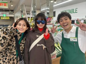 Atsuko Maeda Instagram - .
ありす、かずさ、三國谷優作
幼なじみトリオ
むぎちょんもまえちゃんもだーーーーい好きだ！
現実世界でも友達トリオ🤝

本当に写真撮る習慣が無くて、
ドラマの写真一枚も載せれてなかったですが
さっきやっと撮れた！

『厨房のありす』第４話もうすぐはじまるよー！

みんなで楽しく毎日撮影しております
４話はかなり泣けるそしてありすとこうせいにきゅんだよ！！！
涙拭ける物をそばに置いて楽しんでね🥺

#厨房のありす